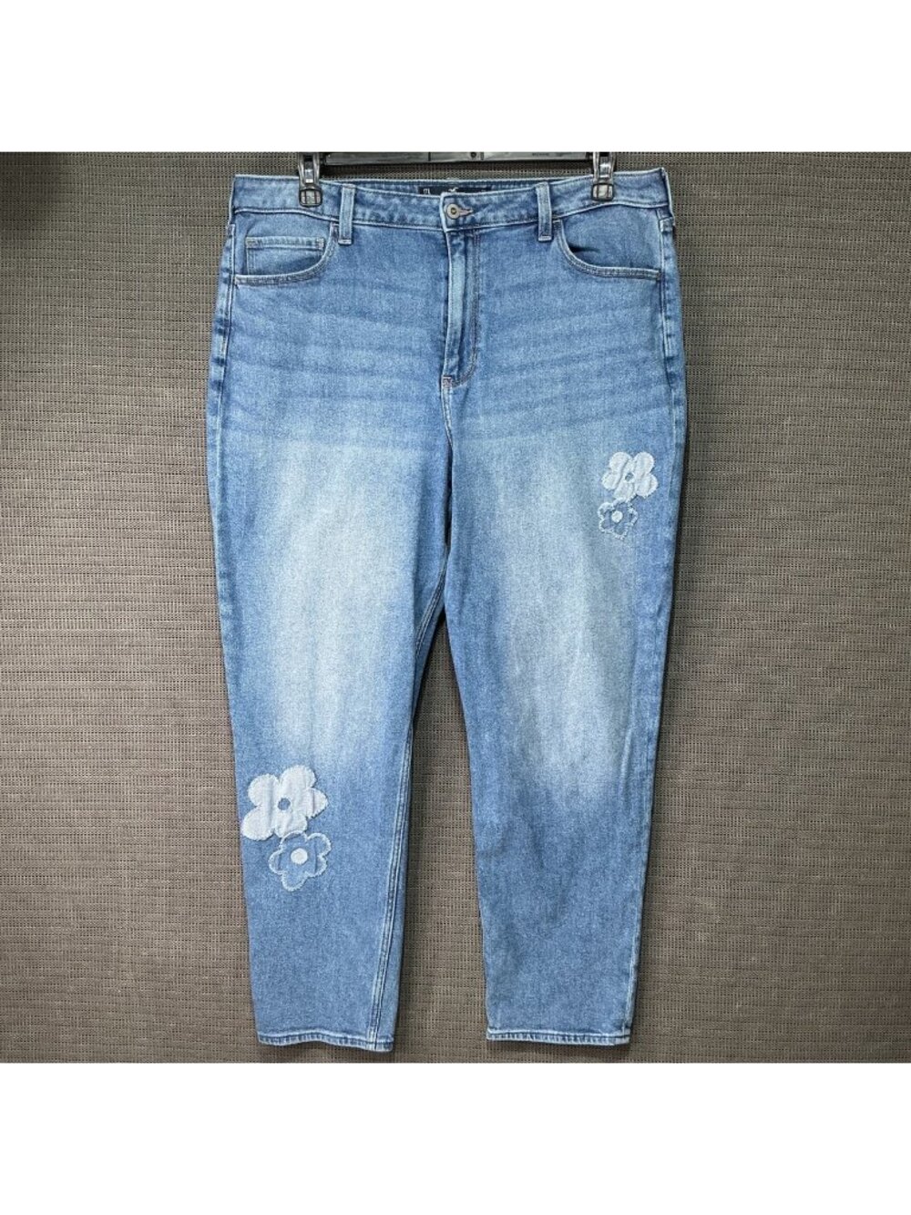 Hollister Ultra High-Rise Mom Jeans W33 L29 Floral Patch Embroidery Light Wash
